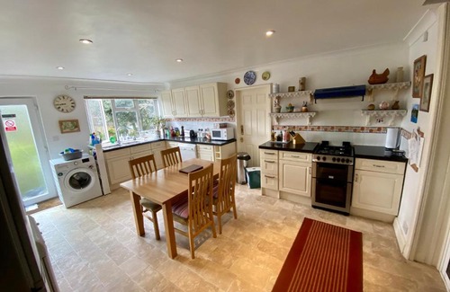 Staines Apartment | Staines Apartment - large entire property