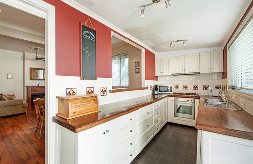 Hamilton House | Stallard Cottage - Lovely Family/Group Accom