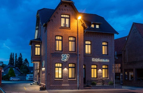 Leer Cottage | Standard double room 11 (top floor right) - 24/7 self-check-in, 14008