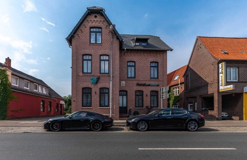 Leer Cottage | Standard double room 11 (top floor right) - 24/7 self-check-in, 14008