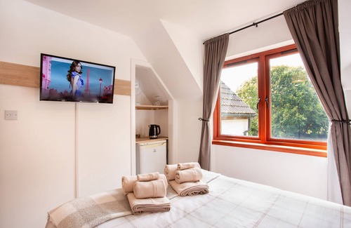 Alness Bed & Breakfast | Standard Double Room in Country Side Guesthouse with Shared Bathroom and beautiful views.
