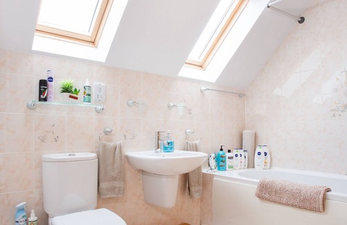 Alness Bed & Breakfast | Standard Double Room in Country Side Guesthouse with Shared Bathroom and beautiful views.