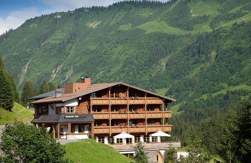 Damuels House | Standard family room - Berghotel Madlener