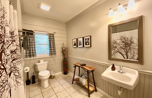 Dahlonega Cabin | Standard Guest Room (Main) - Barefoot Hills - North Georgia Mountains