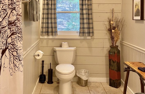 Dahlonega Cabin | Standard Guest Room (Main) - Barefoot Hills - North Georgia Mountains