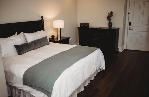 Downtown Hotel | Standard Guestroom - 1 King · The Jefferson Inn Rm. 6