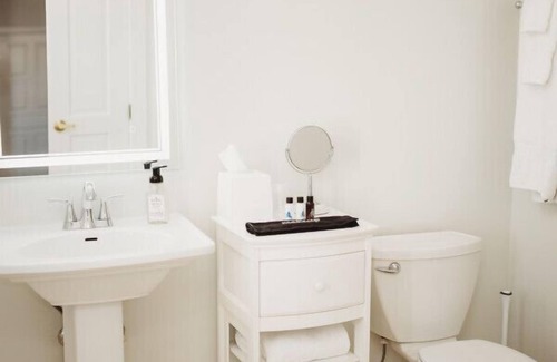 Downtown Hotel | Standard Guestroom - 1 King · The Jefferson Inn Rm. 6