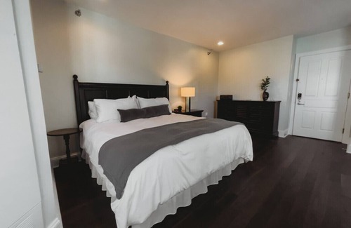 Downtown Hotel | Standard Guestroom - 1 King · The Jefferson Inn Rm. 6