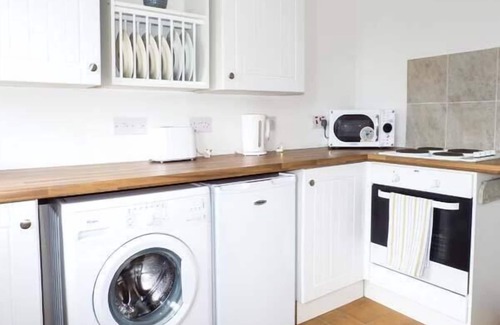 Battle Cottage | STANDARD HILL COTTAGE, with a garden in Ninfield