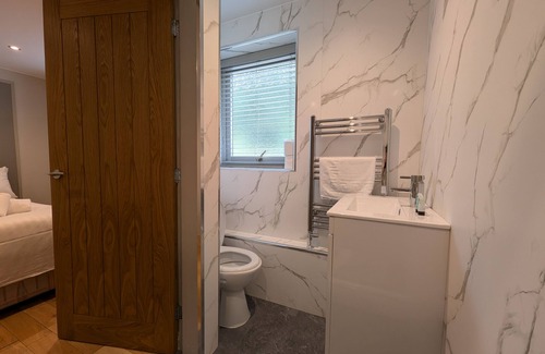 Rastrick Bed & Breakfast | Standard kingsize room with lake views