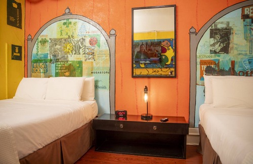 Union Square Hotel | Standard Quad Room w/Ensuite Bathroom