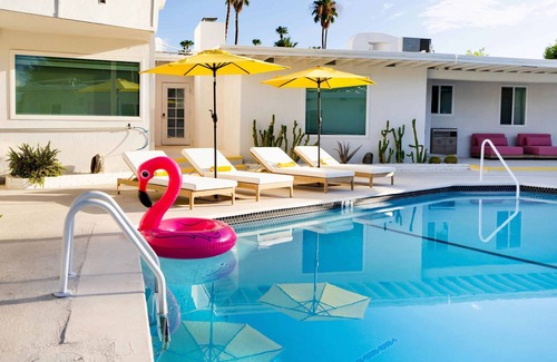 Uptown Design District Apartment | Standard Room, 2 Queen Beds, Kitchenette, Garden View