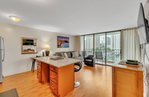 Waikiki Apartment | Standard Waikiki Banyan Condo with Mountain View by Koko Resort Vacation Rentals