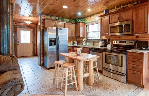 Hemlock Hills Cabin | Standing Bear Lodge | Home Theater + Game Room & Hot Tub!