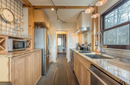 Old Fort House | Standing Bear Retreat | Pet Friendly, Hot Tub, Fire Pit & Mountain Views!