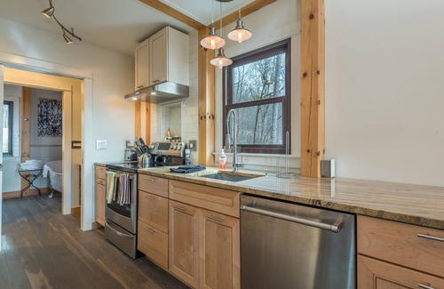 Old Fort House | Standing Bear Retreat | Pet Friendly, Hot Tub, Fire Pit & Mountain Views!