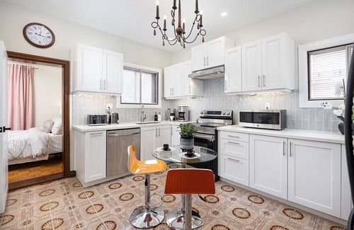 Little Portugal Apartment | Stanning Spacious 2 Bedroom Aptm & 2 Parkings ! 5 min to Toronto Downtown