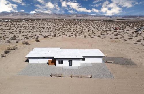 Twentynine Palms House | Star gazers with pool modern home on 5 acres!