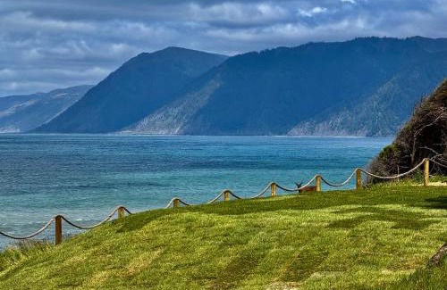 Shelter Cove Apartment | Starfish by OceanviewHotTubs Oceanfront Tesla chrging Shelter Cove Oceanfront