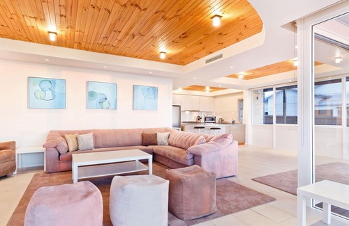 Rockingham Apartment | STARFISH Condo/Apartment - Holiday Retreat with Amazing Beachfront Aspect