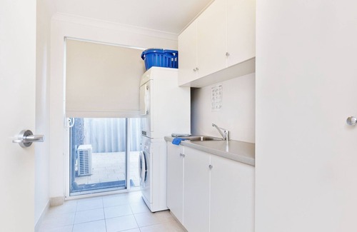 Rockingham Apartment | STARFISH Condo/Apartment - Holiday Retreat with Amazing Beachfront Aspect