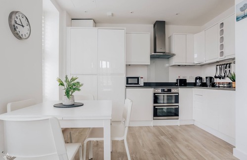 Guildford Apartment | StarHost Residences | Large Modern 2 Bedroom Apartment in Guildford