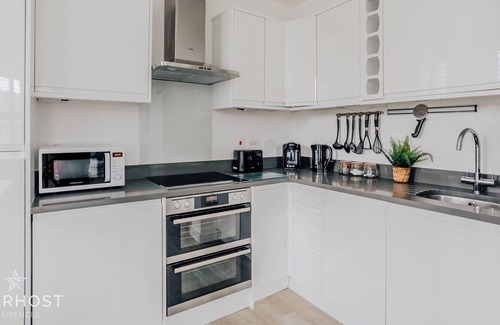 Guildford Apartment | StarHost Residences | Large Modern 2 Bedroom Apartment in Guildford