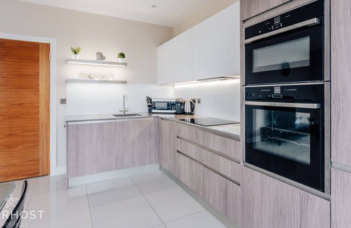 Guildford Apartment | StarHost Residences | 2 Bed Apartment with amazing views of Guildford
