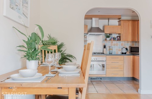 Newbury Apartment | StarHost Residences - Modern 2 bedroom apartment in Newbury