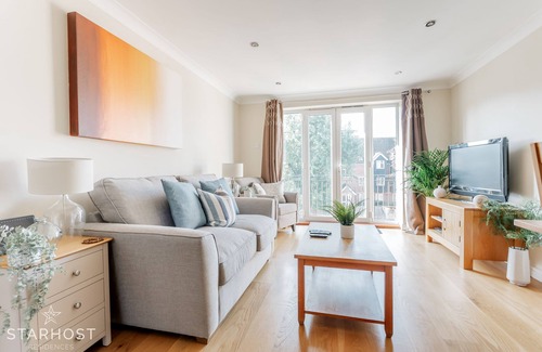 Newbury Apartment | StarHost Residences - Modern 2 bedroom apartment in Newbury