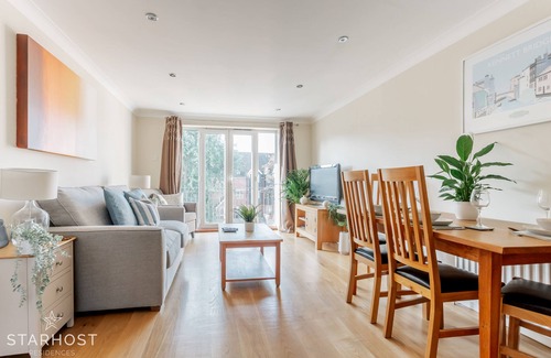 Newbury Apartment | StarHost Residences - Modern 2 bedroom apartment in Newbury