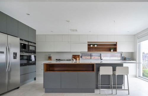 Bexley Villa | 'Starlight' A Slice of the Hollywood Hills in Bexley