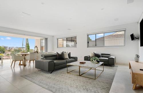 Bexley Villa | 'Starlight' A Slice of the Hollywood Hills in Bexley