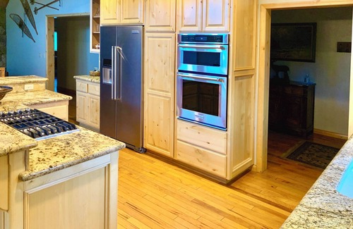 Castle Glen Estates Cabin | Starlight Chalet 4b4b, Mins to Slopes,Game Rm,EV charger,Luxury new home