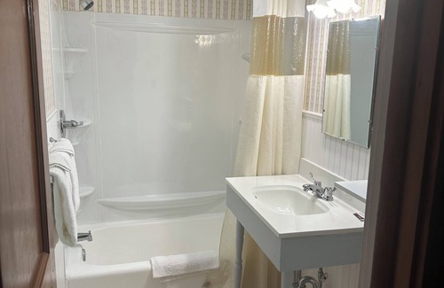 Bennington Hotel | Starlight Inn