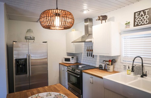 Pine Cottage | ✨🐶 STARLIGHT MODERN BOHO COTTAGE | STEPS AWAY FROM TOWN | DOG FRIENDLY 🐾