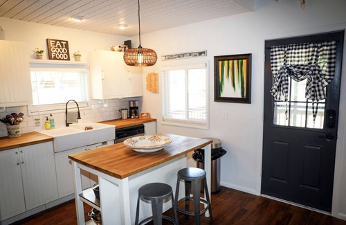 Pine Cottage | ✨🐶 STARLIGHT MODERN BOHO COTTAGE | STEPS AWAY FROM TOWN | DOG FRIENDLY 🐾