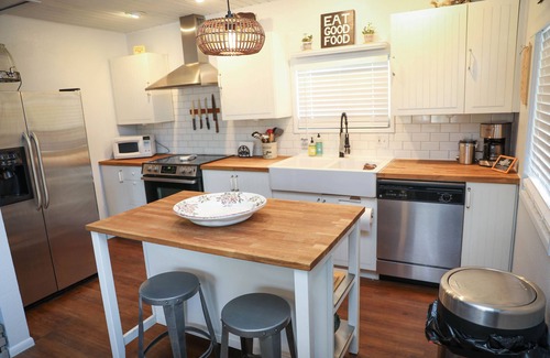 Pine Cottage | ✨🐶 STARLIGHT MODERN BOHO COTTAGE | STEPS AWAY FROM TOWN | DOG FRIENDLY 🐾