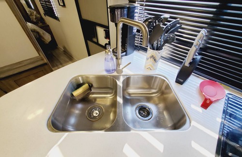 Alpine House | Starlight Sanctuary: Modern Off-Grid RV/Camper with A/C+Wifi Minutes from BBNP