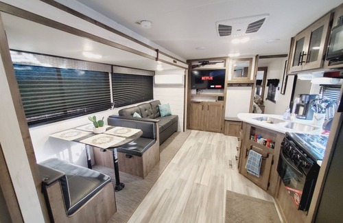 Alpine House | Starlight Sanctuary: Modern Off-Grid RV/Camper with A/C+Wifi Minutes from BBNP