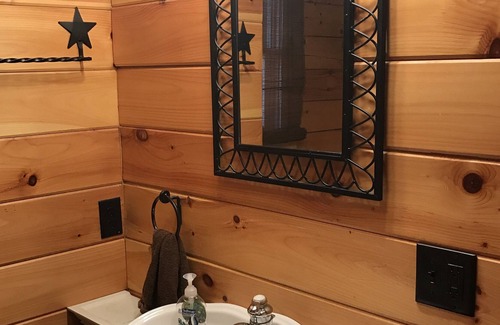 Rileyville Cabin | Starlit view log cabin with 30 mile views close to National Park and Luray