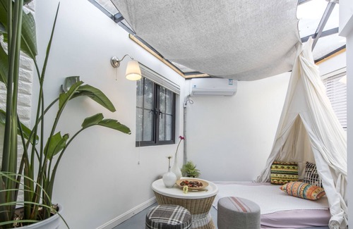 Huaihai Road Commercial Area Apartment | StarLive Apartment - Aurora
