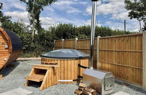Yarpole Ski Chalet | Starry Nights Escape - Hot Tub & Sauna