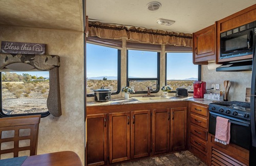Mojave Desert House | Starry Skies Glamping w/EV Charger, Stargazing, Hiking