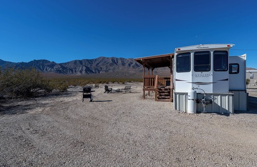 Mojave Desert House | Starry Skies Glamping w/EV Charger, Stargazing, Hiking