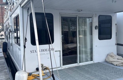 Boston Boat Rental | Stars Hollow: Ocean Retreat