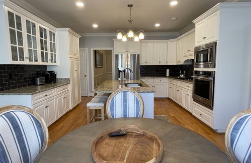Evans House | Stately colonial minutes from Augusta National golf course w/pool, movie theatre