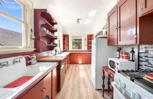 Blaine House | STATELY HOME 5 beds/2 baths on 1/3 acre. Walk to downtown & Canadian Border.