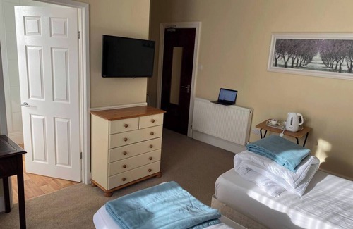 Beeston Hotel | Station Road - Contemporary 1bedroom Flat with 3 single beds & ensuite bath