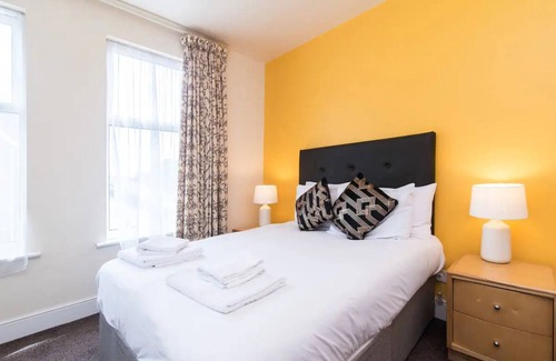 Beeston Hotel | Station Road - Contemporary 1bedroom Flat with 1 double bed & ensuite bath